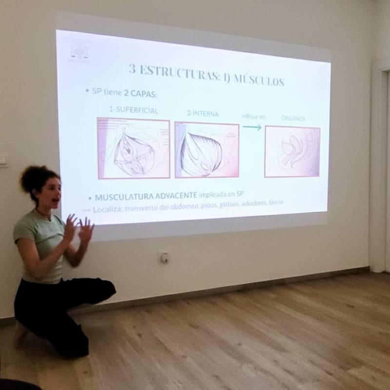 Grupo de mujeres participando en un taller de suelo pélvico en Valencia