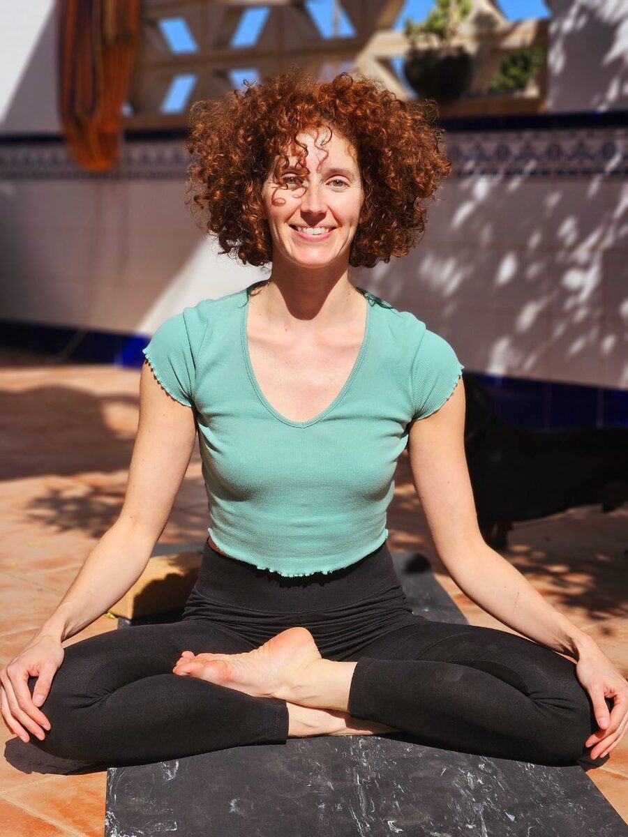 Diana Sanz, profesora de yoga certificada en Valencia, sentada en postura de meditación